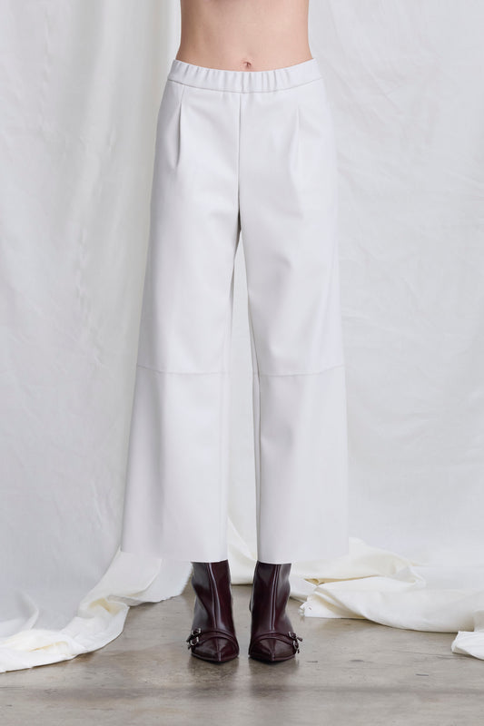 Cropped Trousers Made of Faux Leather 07Z0 8931