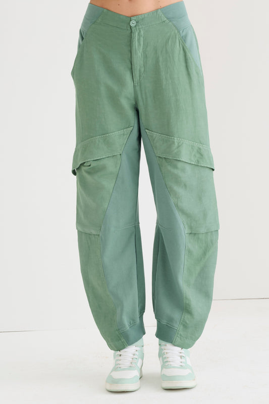 Pantaloni cargo in lino e viscosa 050U 7083